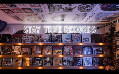 Vinilos y casetes en el plató del programa Ballantine's Stay True Records.