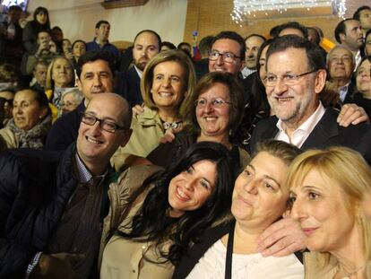 El presidente posa con la ministra de Empleo, Fátima Báñez (primera por la izquierda en la fila central), y simpatizantes populares, en un acto en Palos de la Frontera (Huelva), el pasado 6 de diciembre.