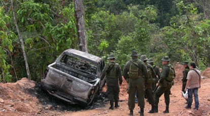 Las autoridades colombianas inspeccionan los restos del vehículo en el que los secuestradores huyeron con el político