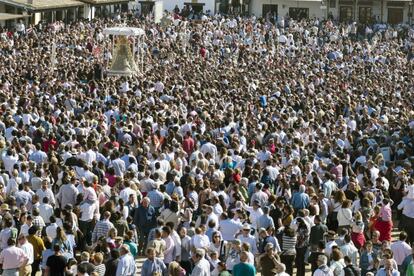 Una multitud de personas arropan y conducen a la Virgen del Rocío.
