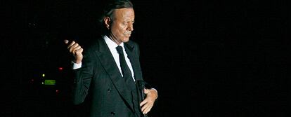 Julio Iglesias, durante su concierto de esta noche en el estadio José Zorrilla de Valladolid.