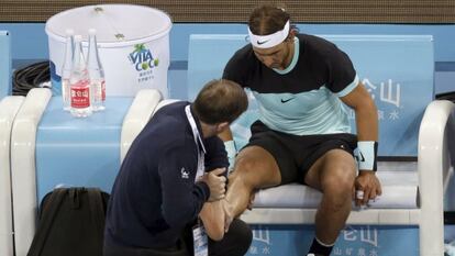 Nadal es atendido durante el partido del pie derecho.