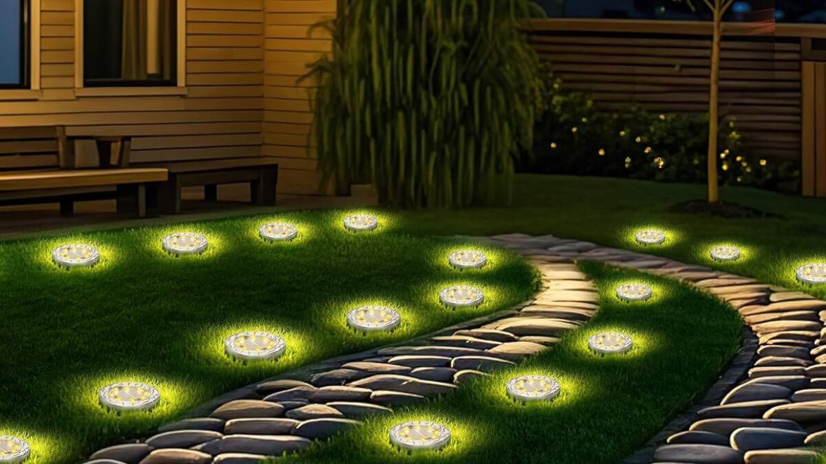 Lights with solar charge and automatic ignition.