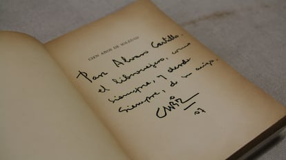 Un ejemplar de la primera edición de Cien Años de Soledad firmado por Gabo.