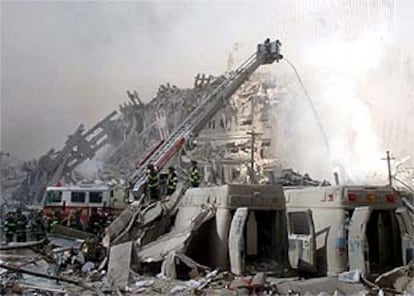 Un grupo de bomberos durante las tareas de rescate y desescombros.