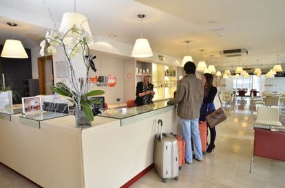 Recepción del hotel Bed4U, en Castejón (Navarra).