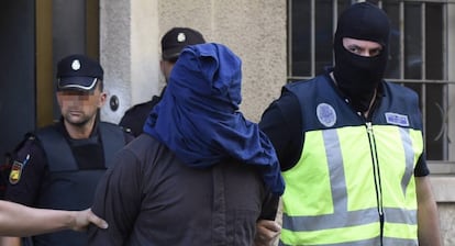 Efectivos de la Policia trasladan a un detenido por yihadismo en Inca (Mallorca) este año.