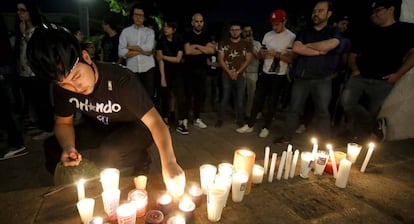 Amigos y familiares de los estudiantes asesinados en México, este lunes.