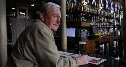 Un hombre escocés, en un pub en Glasgow.