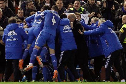 Los jugadores del Real Madrid celebran el tercer gol ante el Valencia