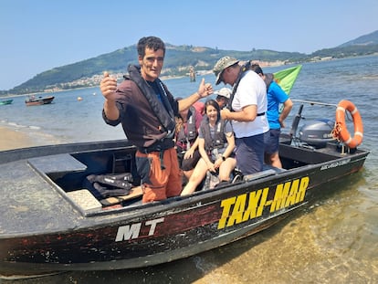 Rui Magalhães, barquero de Taxi Mar, con varios peregrinos a punto de cruzar el Miño la semana pasada.