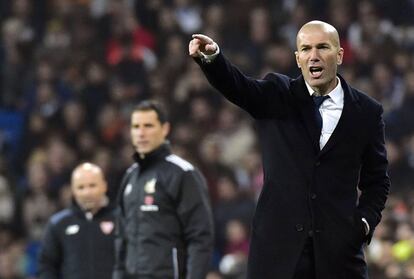 Zidane da instrucciones a sus jugadores durante el partido contra el Sevilla.