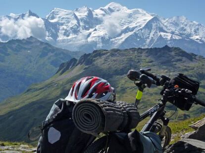 La bicicleta de Javier Piris en el alpino Col d’Anterne (al fondo, el Mont Blanc).