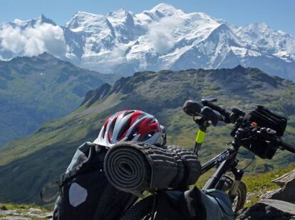 La bicicleta de Javier Piris en el alpino Col d&rsquo;Anterne (al fondo, el Mont Blanc).