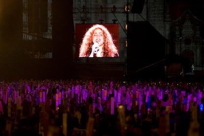 Asistentes en el concierto gratuito de Shakira en el Zócalo de Ciudad de México durante su gira 'Fijación Oral', el 27 de mayo de 2007. 