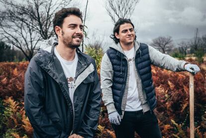 Guillermo y Carlos Íñiguez, fundadores de One Oak, en las áreas calcinadas de As Neves, Pontevedra.
