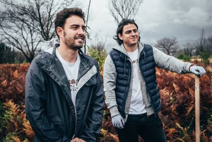 Guillermo y Carlos Íñiguez, fundadores de One Oak, en las áreas calcinadas de As Neves, Pontevedra.   
 