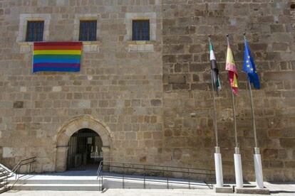 La bandera arcoíris en la sede de la Junta de Extremadura.