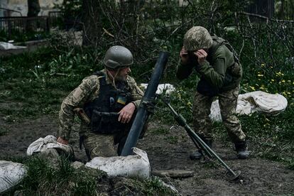 Soldados ucranios preparan la munición en el frente cerca de Avdiivka, en la región de Donetsk, este viernes.