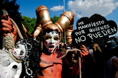 "Nos manifestamos por quienes no pueden" fue el lema del Orgullo en el desfile de 2014 celebrado en Madrid. Un mensaje muy necesario para recordar que en el mundo sigue habiendo millones de personas que no pueden mostrarse tal y como son.