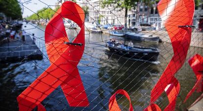 Lazos rojos en Ámsterdam, donde esta semana se celebra la 22ª Conferencia Internacional del Sida. 