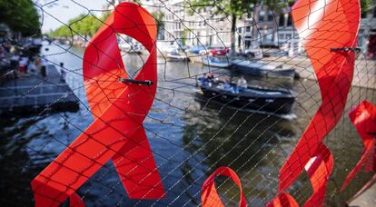 Lazos rojos en Ámsterdam, donde esta semana se celebra la 22ª Conferencia Internacional del Sida.