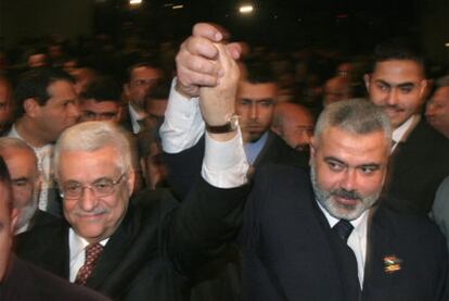 Abbas (izquierda) e Ismail Haniya, primer ministro de Gaza, en la Franja en 2007.