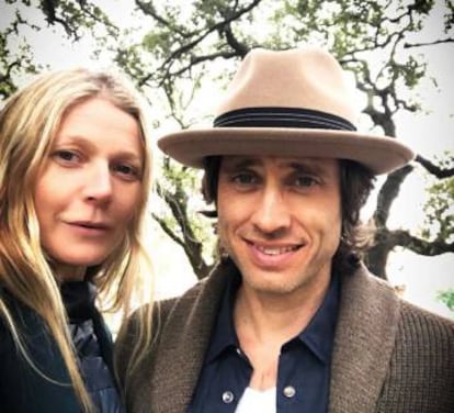 Gwyneth Paltrow junto a su marido, el productor de televisión Brad Falchuk. La pareja se casó en septiembre de 2018.