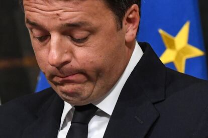 99-417941. Rome (Italy), 05/12/2016.- talian Prime Minister Matteo Renzi during a press conference in Rome, Italy, 04 December 2016 after the referendum on constitutional reform, with his wife Angese Landini in the background. Matteo Renzi has announced his resignation after exit polls on 04 December 2016 suggest a 'No' vote victory in a crucial referendum to which Renzi had tied his political future. The referendum is considered by the government to end gridlock and make passing legislation cheaper by, among other things, turning the Senate into a leaner body made up of regional representatives with fewer lawmaking powers. It would also do away with the equal powers between the Upper and Lower Houses of parliament - an unusual system that has been blamed for decades of political gridlock. (Roma, Italia) EFE/EPA/ALESSANDRO DI MEO