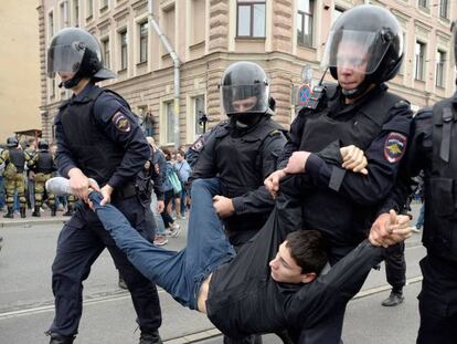 La policía detiene a un joven que participaba en una manifestación antigubernamental, el pasado septiembre en Moscú