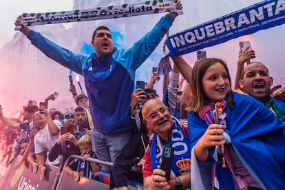 Aficionados del Oviedo en la grada del estadio Carlos Tartiere. 