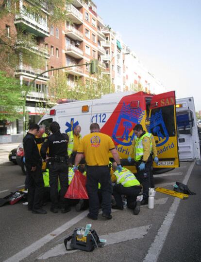 Los sanitarios del SAMUR tratan de reanimar a la mujer atropellada en Príncipe de Vergara.