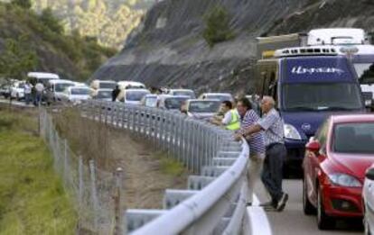 Conductores esperaban ayer en el Km 75 de la AP-66 que se reabriera la circulación cortada por una barricada colocada por los mineros a las 6,30 de la mañana.