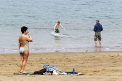 Varias personas disfrutan de un rato de ocio en la playa de Las Canteras en Las Palmas de Gran Canaria. EFE/Archivo