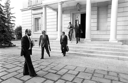 Los ministros Joaquín Almunia, Javier Moscoso, Carlos Solchaga, Carlos Romero y Fernando Ledesma, tras la reunión del Gabinete para establecer el próximo calendario gubernamental y preparar los temas principales para el primer Consejo de Ministros el 7 de diciembre de 1982.