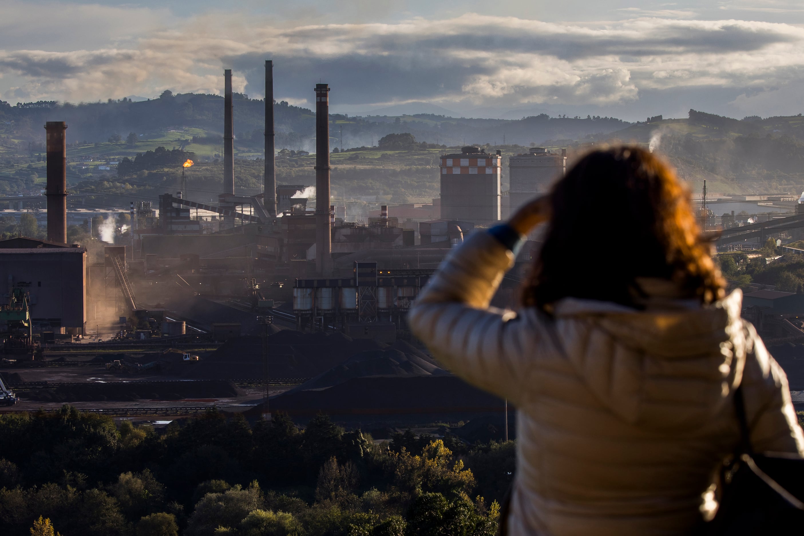 La vida junto a una de las fábricas más contaminantes de España: “Me asomo a la ventana y veo Mordor”