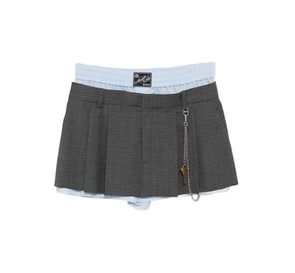Este skort de Alexander Wang juega crear el efecto de superposición de prendas, dando la sensación de llevar unos calzoncillos boxer y una falda de tablas clásica encima. Su cintura baja y la cadena lateral que lleva de adorno refuerza la inspiración 2YK de esta prenda. (884 euros)
