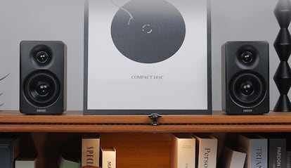 Edifier M60 de color negro en una estantería