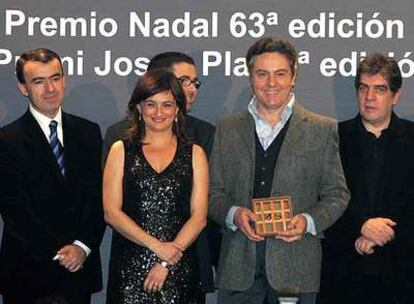 Entrega del 63º Premio Nadal a su ganador, Felipe Benítez Reyes (segundo por la derecha), y a su finalista, Carmen Amoraga.