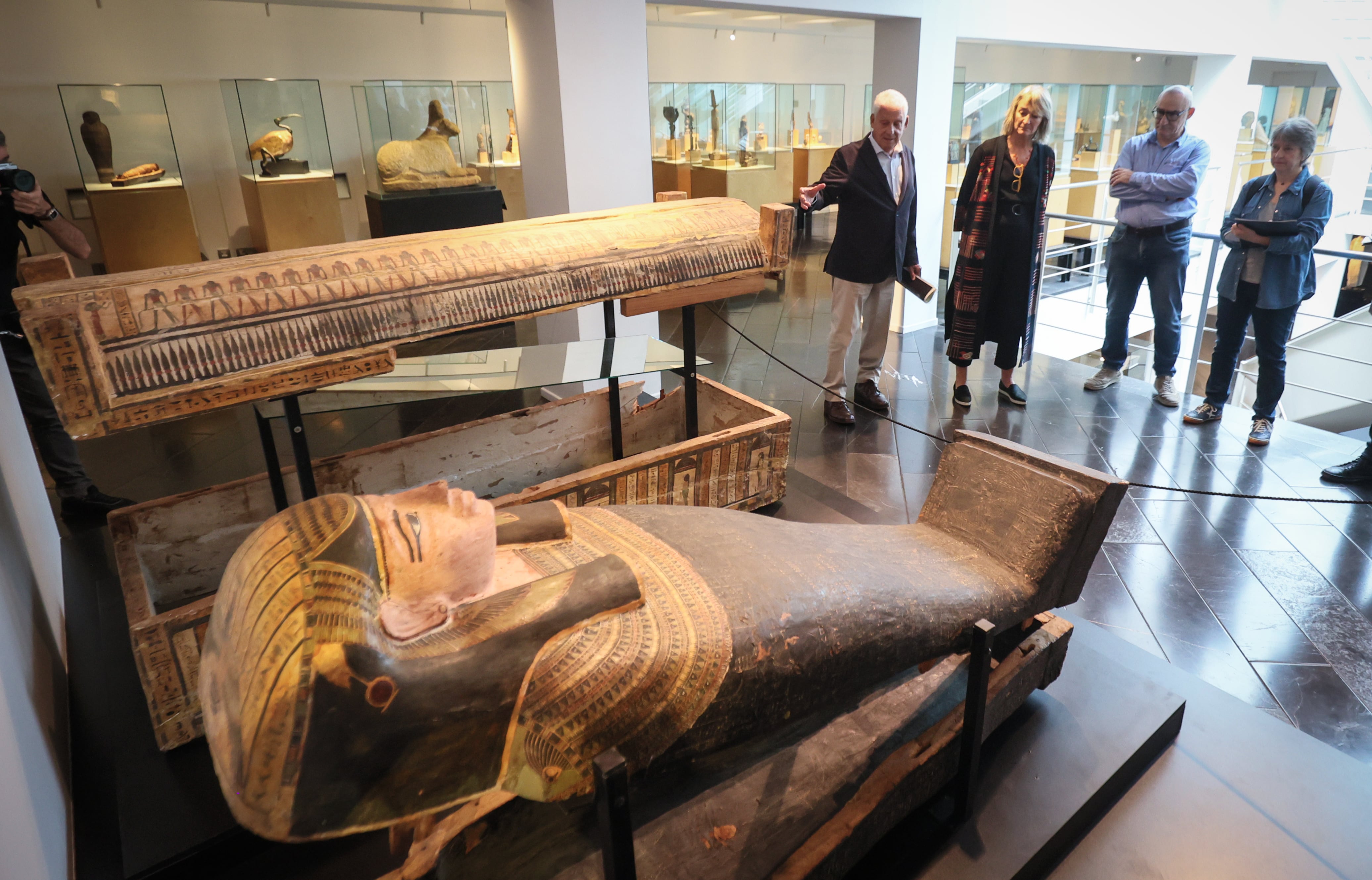 El conjunto funerario de sarcófago y ataúd presentado en el Museu Egipci. Al fondo, Clos, Taulé y Gonzálvez.