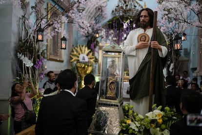 Personas cargan las reliquias de San Judas Tadeo a su llegada a la iglesia de San Cristóbal Mártir, en San Cristóbal Texcalucan, en Estado de México, el miércoles 7 de agosto de 2024. 