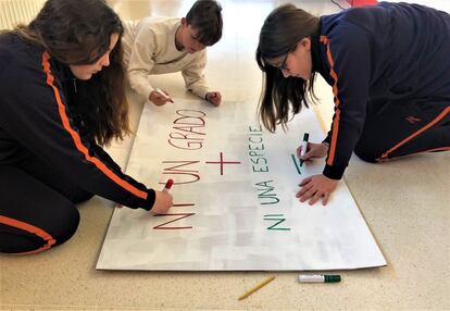 Estudiantes preparando una pancarta para la manifestación de "Fridays for future" |