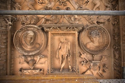 Riqueza decorativa de un conjunto del que se desconoce su arquitecto y su escultor.
