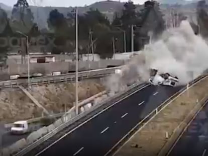 Imagen de una cámara de seguridad que captó la volcadura de un tráiler en la carretera México-Veracruz el martes 22 de noviembre 2022