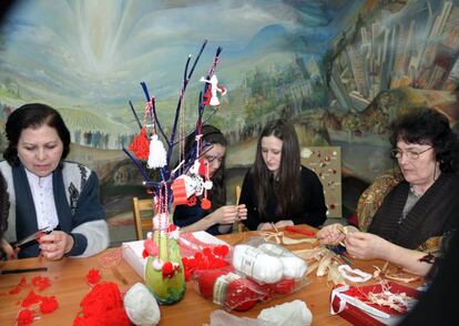 Las prácticas culturales tradicionales vinculadas al 1º de marzo tienen por objeto celebrar el comienzo de la primavera. La principal de ellas consiste en confeccionar y llevar o regalar un cordón trenzado con hilos rojos y blancos –denominado “martenitsa”, “martinka” o “mărţişor”, según los países– para que la transición del invierno a la primavera se efectúe felizmente, gozando de buen estado de salud. Todos los miembros de las comunidades interesadas se adhieren a esta práctica tradicional que propicia la cohesión social, la interacción con la naturaleza, los intercambios entre las distintas generaciones y la creatividad. La transmisión de este elemento del patrimonio cultural es espontánea y se efectúa mediante educación informal en las familias y los barrios, o mediante la organización de talleres, cursos especiales y programas museísticos.