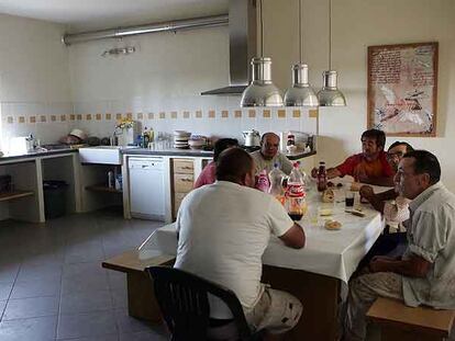 Jornaleros de Alcalá del Valle (Cádiz), en su alojamiento de la finca de Cairanne, en el sur de Francia.