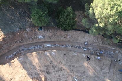 Exhumación de la conocida como fosa de los ferroviarios en Gumiel de Izán (Burgos) en 2011. 