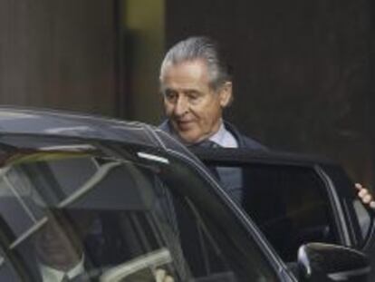  El expresidente de Caja Madrid Miguel Blesa entra en un coche a su salida de la Audiencia Nacional