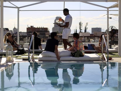 Varios clientes en la piscina de un hotel en Madrid, en una imagen de archivo.