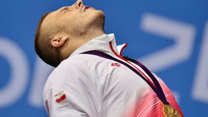 O alterofilista polonês Adrian Zielinski, afastado da Rio 2016, comemora o ouro em 2012, nos Jogos de Londres.